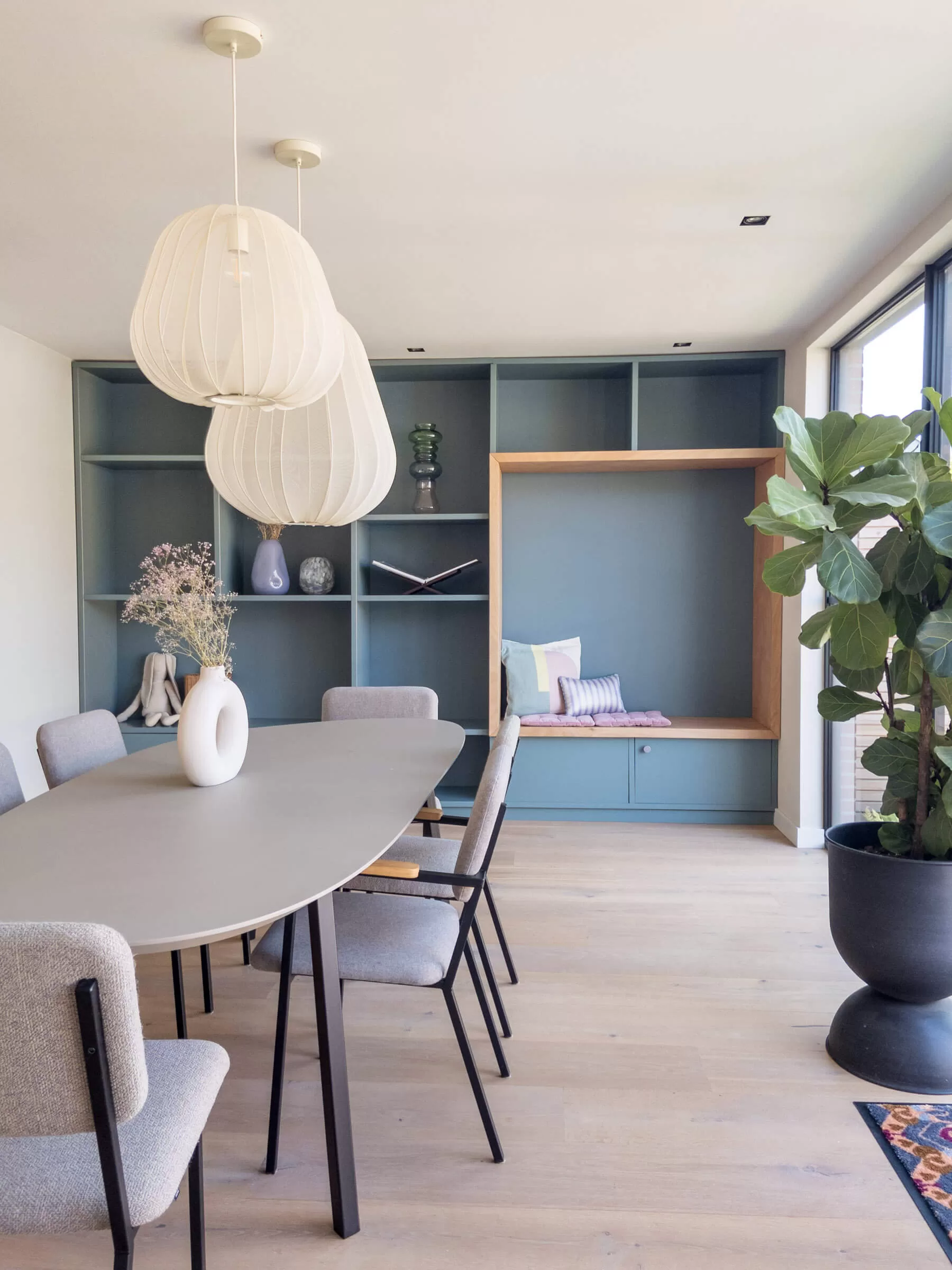 Maatwerkkast blauw met zitje en speelplek