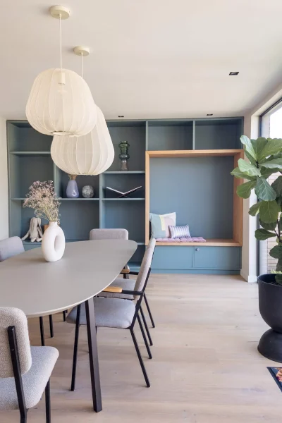 Maatwerkkast blauw met zitje en speelplek